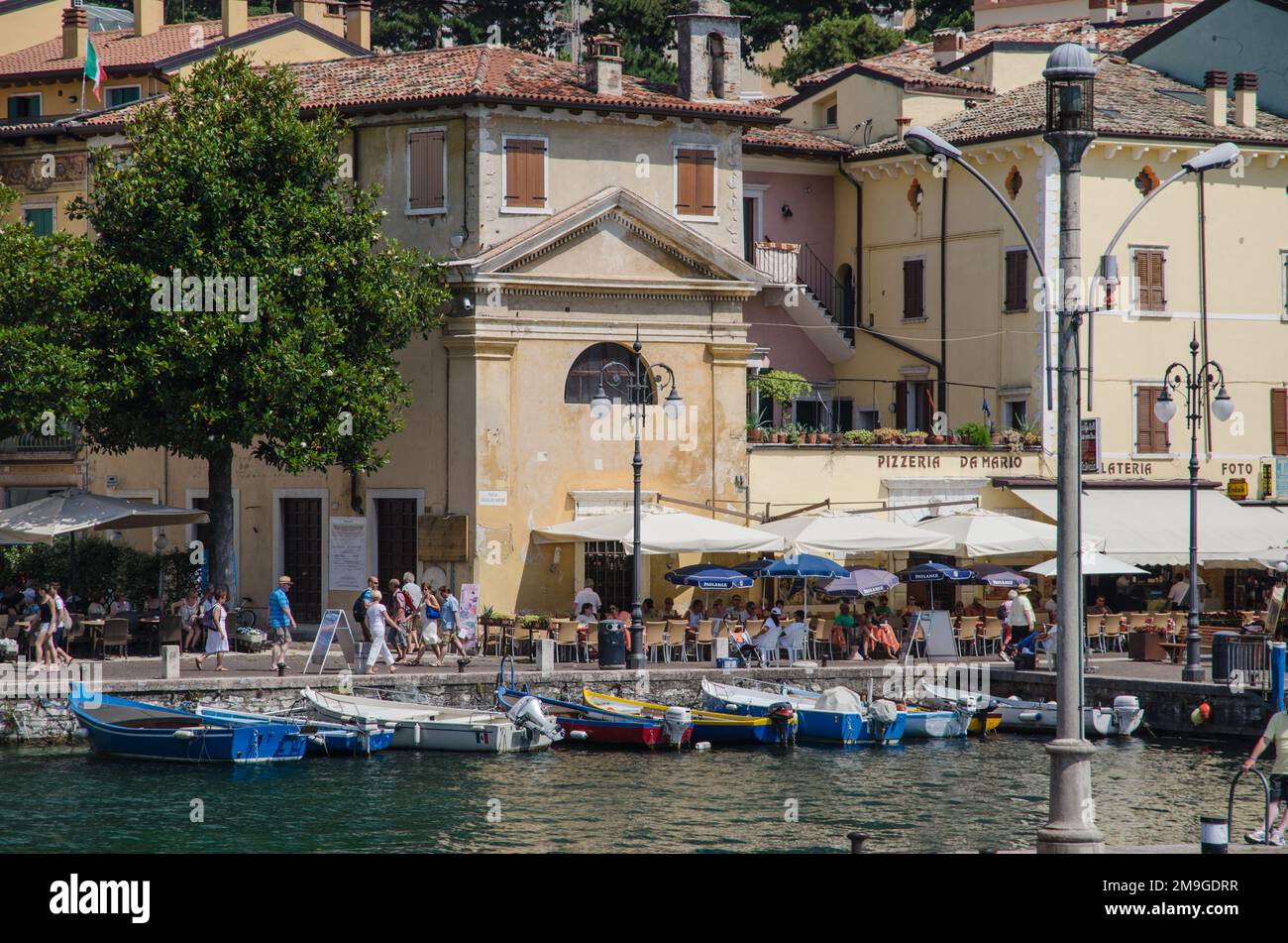 Les gens se détendent dans les bars sur le front de mer à Malcesine, lac de Garde, Italie du Nord Banque D'Images