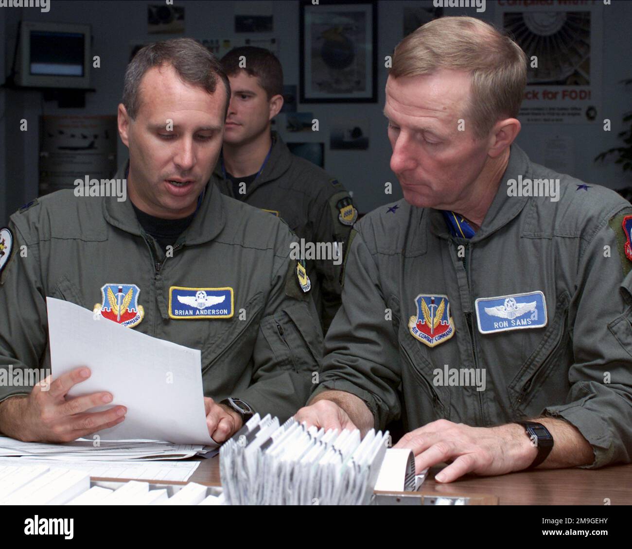 Le Brigadier-général Ronald Sams, commandant de combat aérien/inspecteur général (ACC/IG), et le lieutenant-colonel Brian Anderson, 20th, Escadron de bombardement, discutent des procédures du vol des généraux B-52, pendant la base aérienne de Barksdale, en Louisiane, inspection de la conformité de l'unité (UCI). L'UCI s'assure que toutes les facettes de la base sont conformes aux règlements, aux ordres techniques et aux normes de la Force aérienne. Base: Barksdale Air Force base État: Louisiana (LA) pays: États-Unis d'Amérique (USA) scène Major Command montré: ACC Banque D'Images