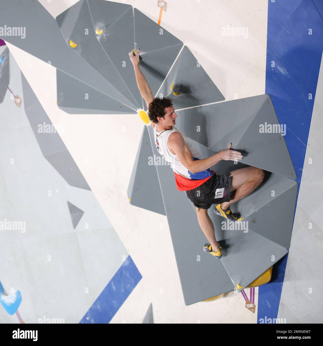 5 AOÛT 2021 - TOKYO, JAPON : Adam ONDRA de la République tchèque participe à la finale de Boulodering combiné des hommes d'escalade sportive lors du match olympique de Tokyo 2020 Banque D'Images