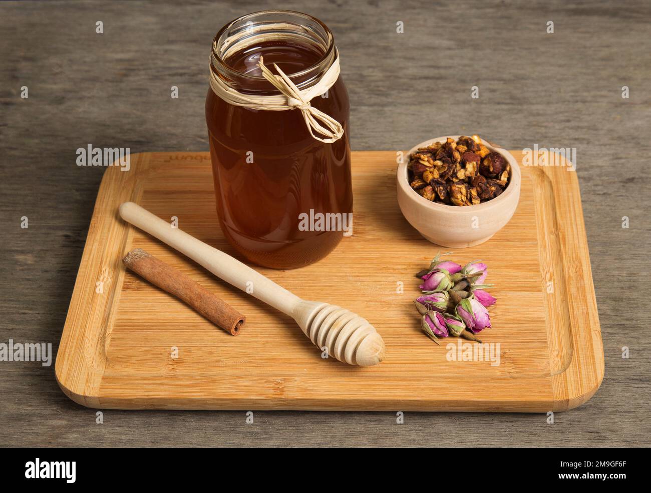 Miel dans un bocal avec granola Banque D'Images