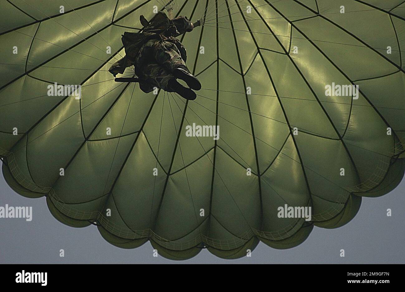 010809-F-1644L-004. [Complet] Légende de la scène : un membre de la division aéroportée 82nd de l'Armée de terre fort Bragg, en Caroline du Nord, parachutes au sol à la base aérienne de Charleston après avoir sauté d'un C-17 Globemaster III, 15th escadron de transport aérien Charleston AFB, en Caroline du Sud. Le saut fait partie du congrès annuel 82nd des associations de division aéroportées, au centre-ville de Charleston, du 8 au 12 août. 300 membres du 82nd ont quitté le C-17s en six passes. « Le saut est la clé de voûte de l'événement », a déclaré le capitaine Terrance McGraw, États-Unis, coordinateur de l'événement et commandant, siège social de la compagnie, 82nd Airborne Division support Comran Banque D'Images