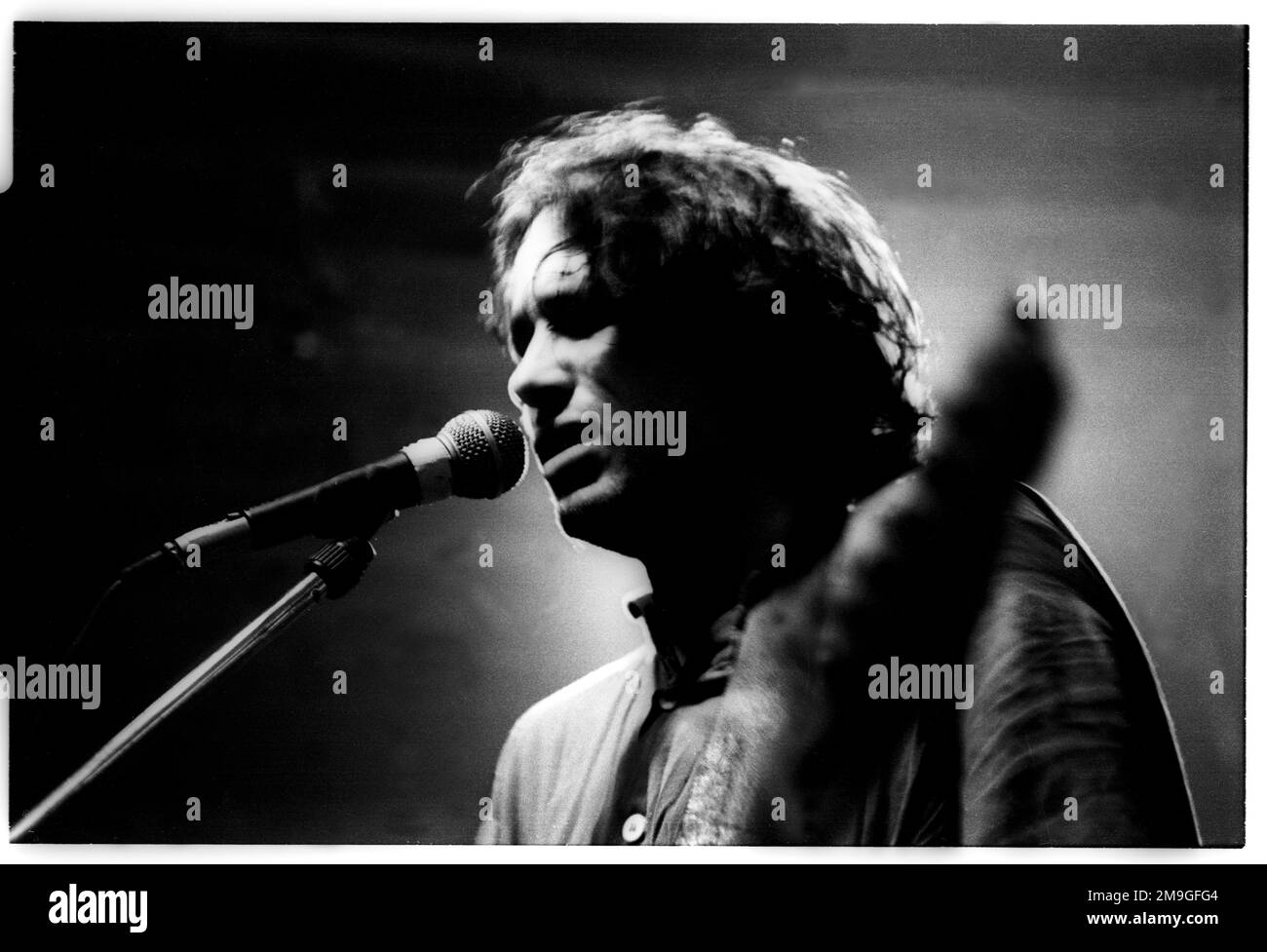 JEFF BUCKLEY, RARE UK TOURNÉE PICTURES, 1995 : Jeff Buckley (1966-1991) joue au Fleece and Firkin à Bristol, en Angleterre, le 15 janvier 1995 lors de sa tournée européenne Mystery White Boy. Images inédites de négatifs redécouverts en 2016. Photographie : ROB WATKINS. INFO : Jeff Buckley, un auteur-compositeur-interprète américain des années 90, possédait une voix éthérée et un profond talent d'auteur-compositeur. Son interprétation envoûtante de 'Hallelujah' et son premier album 'Grace' ont consolidé son statut de figure légendaire du rock alternatif, malgré sa carrière tragiquement courte. Banque D'Images