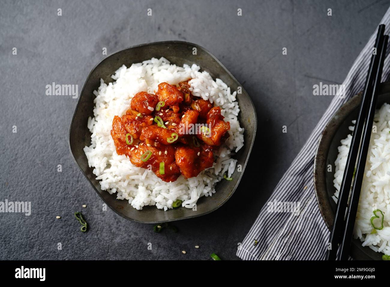 Poulet au piment doux et aigre fait maison servi avec du riz au jasmin, concentré sélectif Banque D'Images