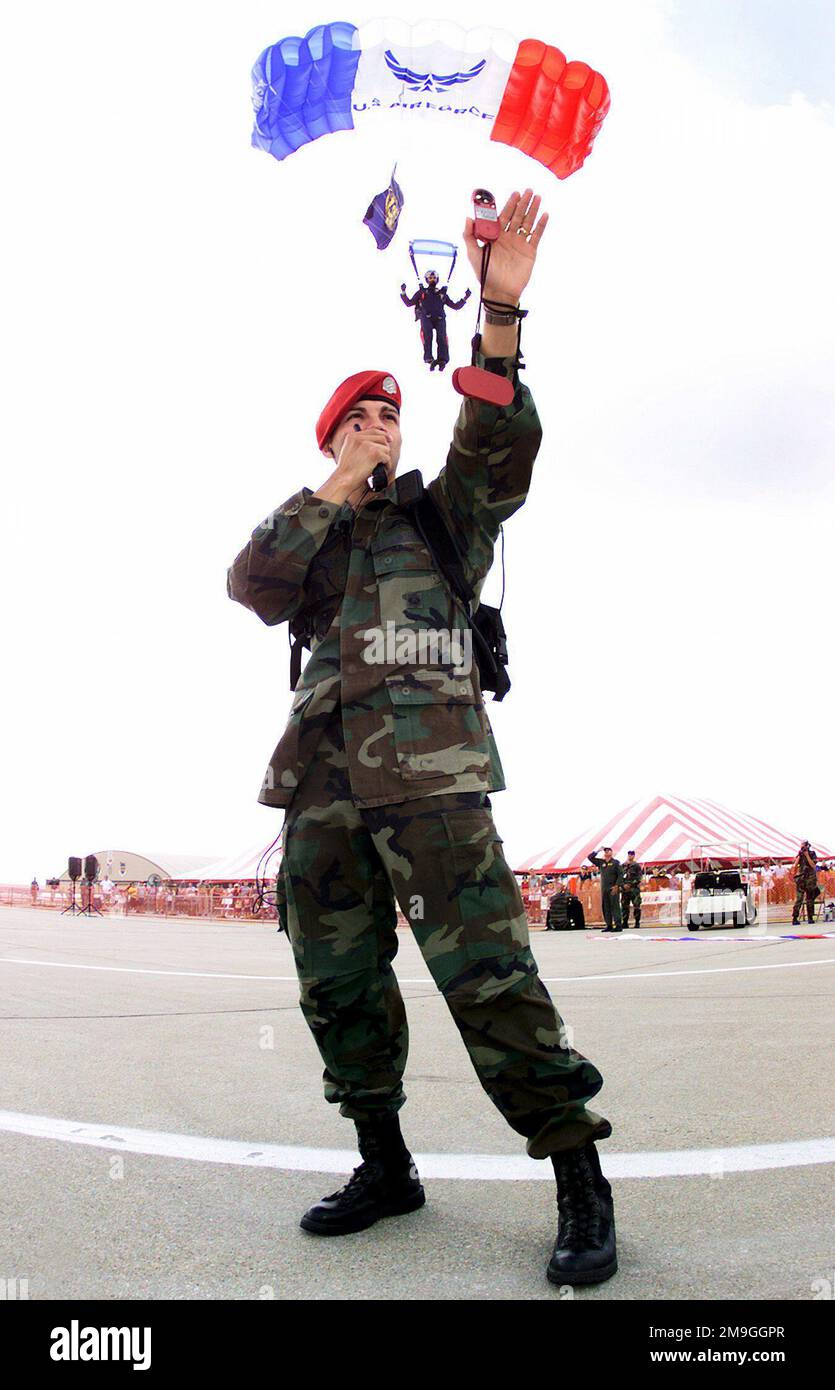 Alors que le membre de l'équipe de saut des étoiles de la Force aérienne semble tomber sur son épaule, le sergent D'ÉTAT-MAJOR Ray Herrera, USAF, 22nd Special Tactics Squadron, base aérienne McChord, Washington, transmet les vitesses du vent d'un compteur de vent Kestrel 300 à l'équipe entrante pendant une HARPE (point de libération de haute altitude) Atterrissage au spectacle aérien de 2001 à la base aérienne d'Offutt. Base: Offutt Air Force base État: Nebraska (ne) pays: Etats-Unis d'Amérique (USA) scène Major Command montré: ACC Banque D'Images
