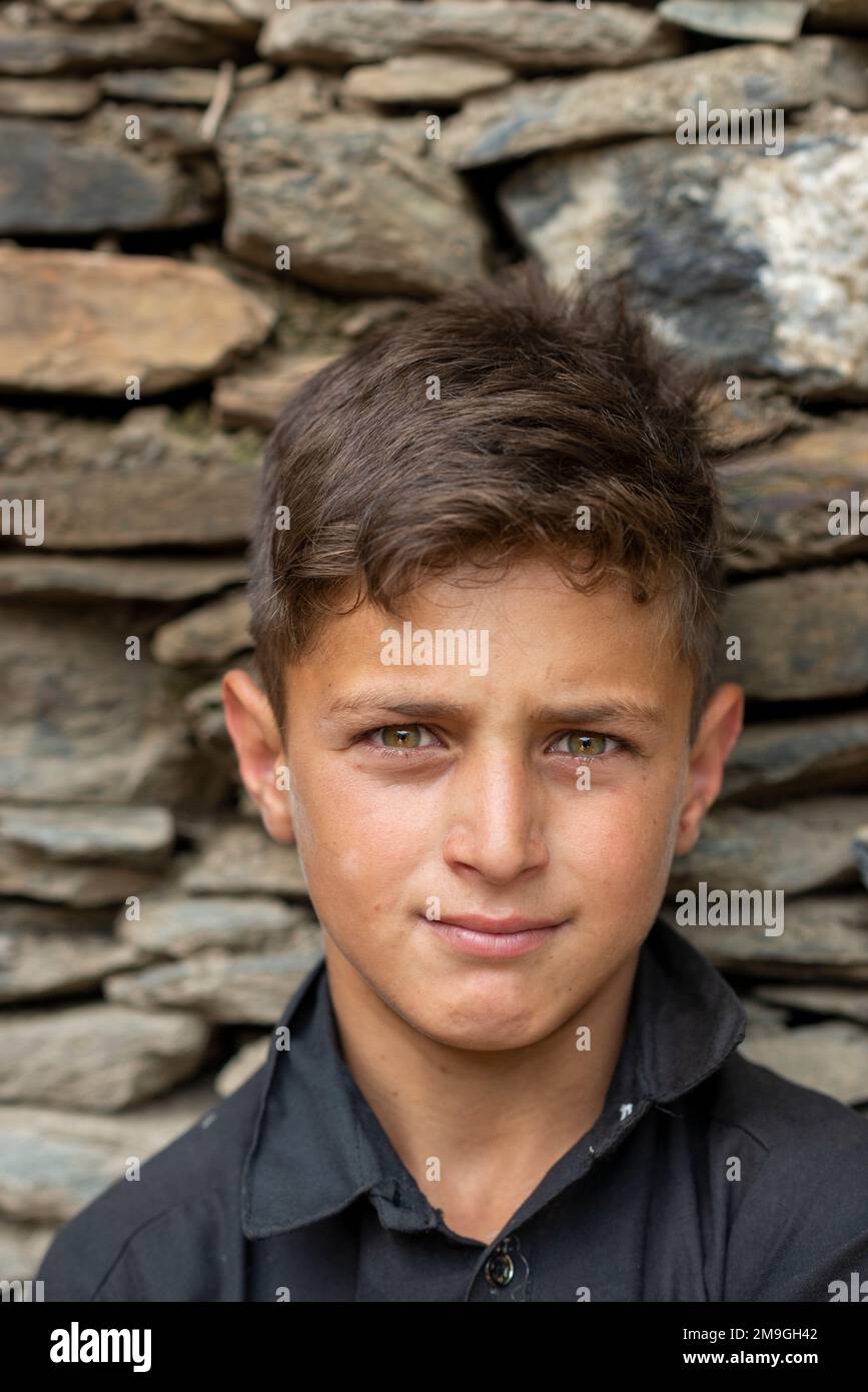 Portrait d'un jeune garçon Kalash aux yeux clairs, vallée de Bumburet, Pakistan Banque D'Images