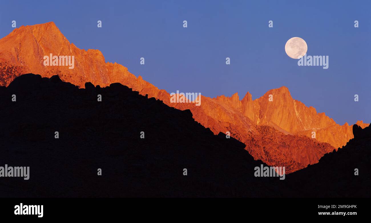 Mont Whitney et pleine lune, Californie Sierra Nevada, Inyo National Forest, Californie, États-Unis Banque D'Images