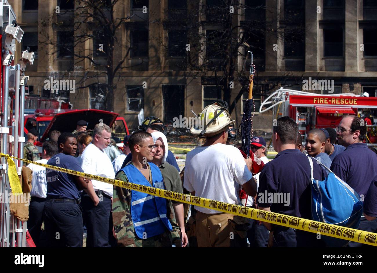 Les pompiers trouvent un drapeau américain parmi les décombres indemne, peu après qu'un avion de ligne détourné s'est écrasé sur le Pentagone vers 0930 sur 11 septembre 2001. Base: Washington État: District de Columbia (DC) pays: Etats-Unis d'Amérique (USA) Banque D'Images