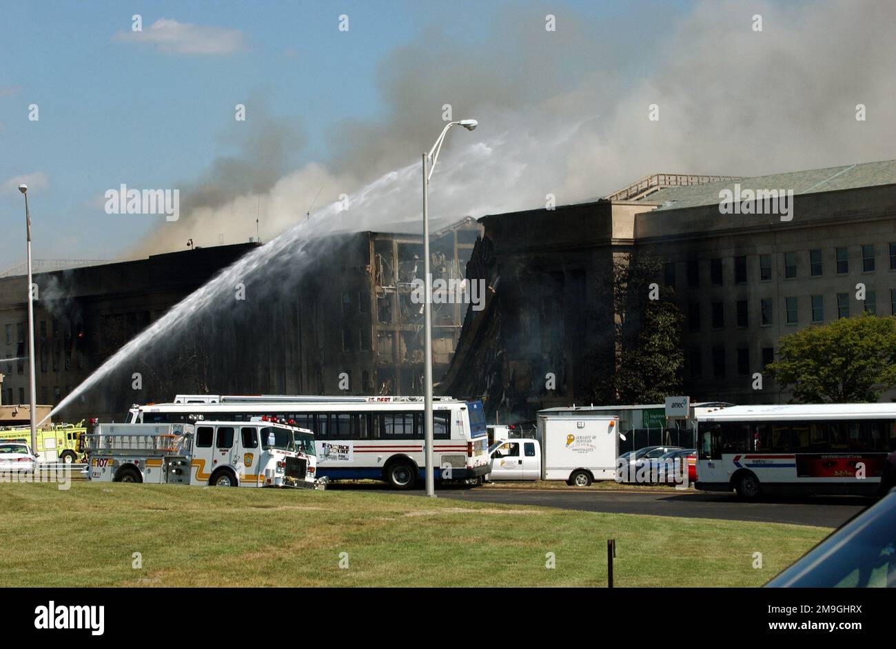 Les pompiers travaillent à éteindre les flammes après qu'un avion de ligne détourné s'est écrasé dans le Pentagone vers 0930 sur 11 septembre 2001. Base: Washington État: District de Columbia (DC) pays: Etats-Unis d'Amérique (USA) Banque D'Images Les pompiers travaillent à éteindre les flammes après qu'un avion de ligne détourné s'est écrasé dans le Pentagone vers 0930 sur 11 septembre 2001. Base: Washington État: District de Columbia (DC) pays: Etats-Unis d'Amérique (USA) Banque D'Images