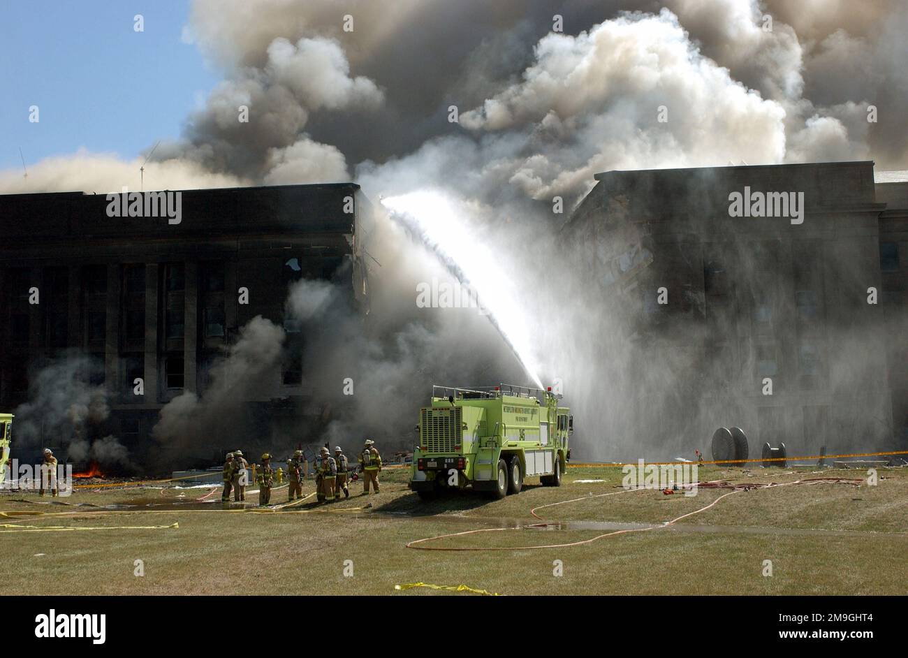Les pompiers travaillent à éteindre les flammes après qu'un avion de ligne détourné s'est écrasé dans le Pentagone vers 0930 sur 11 septembre 2001. Base: Washington État: District de Columbia (DC) pays: Etats-Unis d'Amérique (USA) Banque D'Images Les pompiers travaillent à éteindre les flammes après qu'un avion de ligne détourné s'est écrasé dans le Pentagone vers 0930 sur 11 septembre 2001. Base: Washington État: District de Columbia (DC) pays: Etats-Unis d'Amérique (USA) Banque D'Images