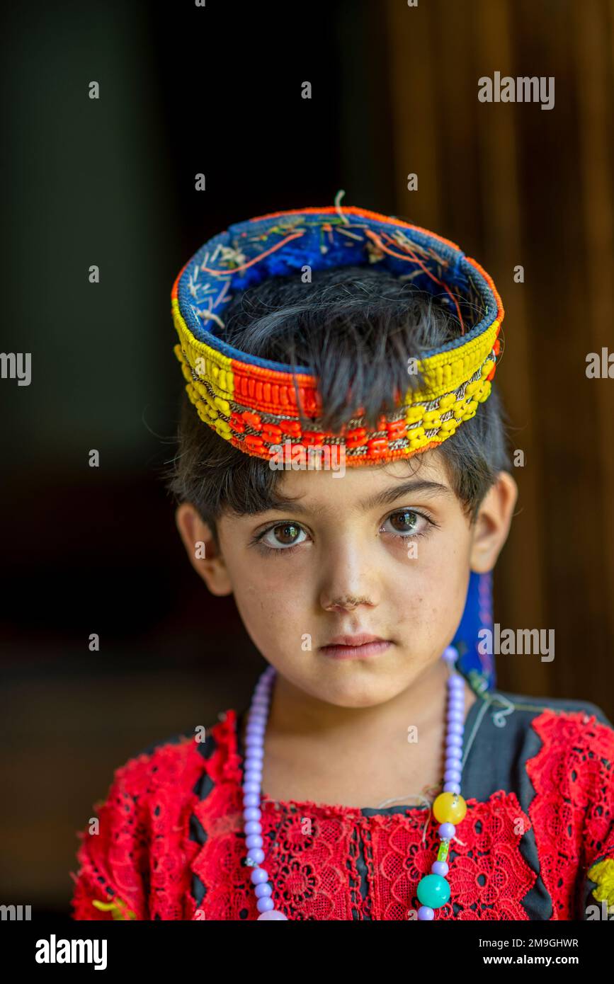 Portrait d'une jeune fille Kalash à la coiffe perlée traditionnelle, vallée de Bumburet, Pakistan Banque D'Images