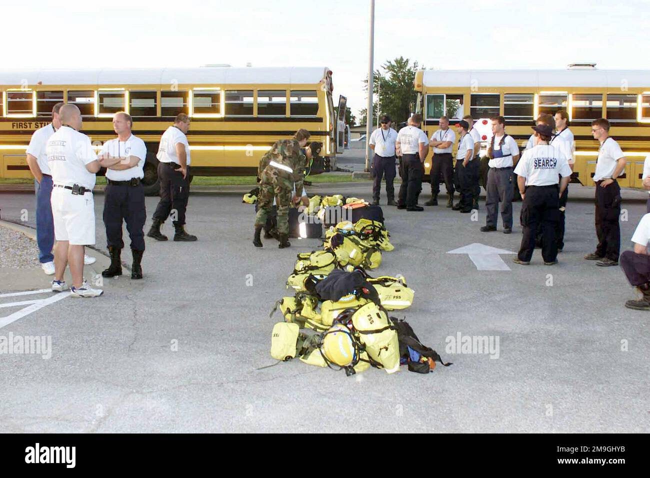 Le groupe de travail 1 de l'équipe d'intervention d'urgence du Missouri attend que les forces de sécurité passent leurs forces de sécurité à travers leurs engins. Ils sont sur le point de passer par le centre de déploiement de la base aérienne de Whiteman. Les équipes se sont engagées pour aider au sauvetage et au rétablissement du personnel piégé à l'intérieur du Pentagone et du World Trade Center après que les pirates de l'air ont délibérément fait voler des avions de ligne civils dans les bâtiments. Base: Whiteman Air Force base Etat: Missouri (Mo) pays: Etats-Unis d'Amérique (USA) scène Major Command montré: ANG Banque D'Images