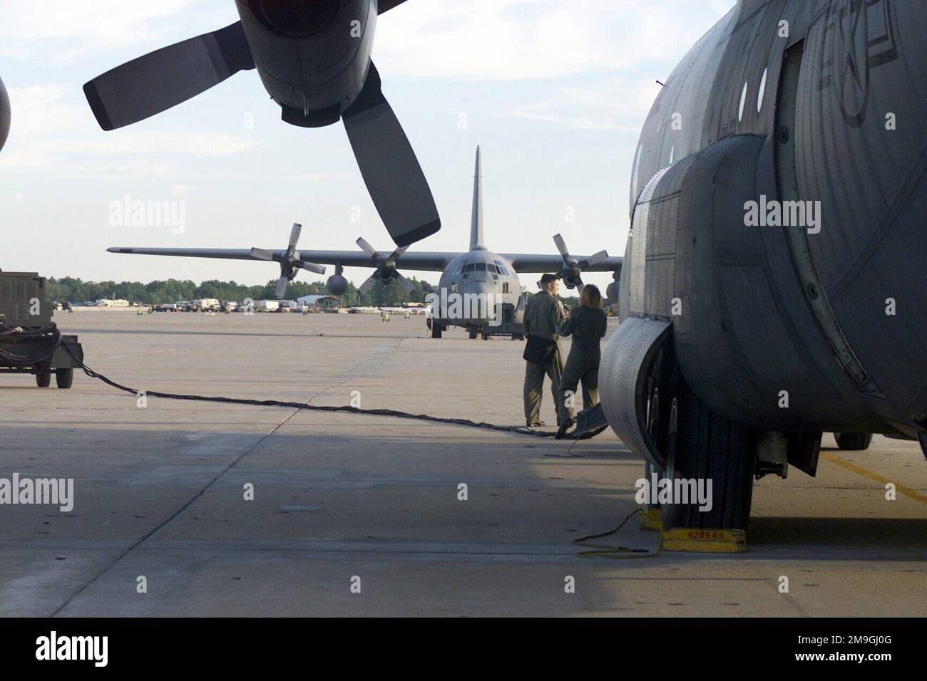 C-130 Hercules de la base aérienne de Little Rock, Arkansas, débarque à la base aérienne de Whiteman pour assurer le transport du groupe de travail de l'équipe d'intervention d'urgence du Missouri 1. Les équipes ont pour mission d'aider au sauvetage et au rétablissement du personnel piégé à l'intérieur du Pentagone après que les pirates de l'air ont délibérément fait voler un Boeing 757-200 d'American Airlines dans le bâtiment. C-130 HerculesÕ de la base aérienne de Little Rock, Arkansas, atterrir à la base aérienne de Whiteman pour assurer le transport du groupe de travail de l'équipe d'intervention d'urgence du Missouri 1. La mission de teamÕs, pour aider au sauvetage et au rétablissement de la personne Banque D'Images