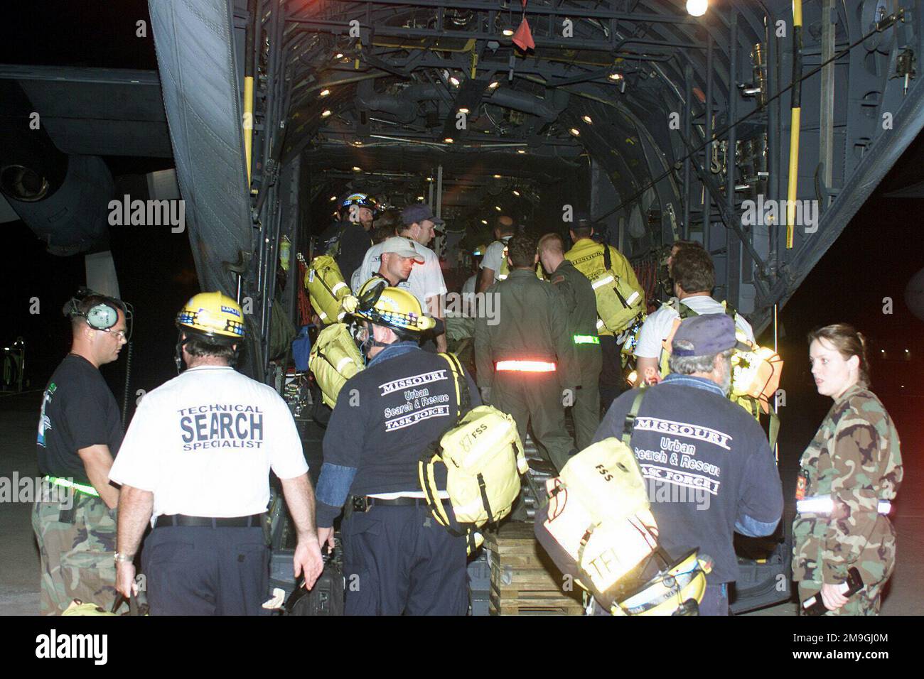 Un Hercules C-130 de Little Rock Lands, à la base aérienne de Whiteman, Missouri, pour assurer le transport de l'équipe d'intervention d'urgence du Missouri Task Force 1. Cette équipe d'intervention a traité la ligne de déploiement, a transporté hors de l'AFB de Whiteman en quelques heures et s'est dirigée vers le Pentagone à Washington D.C. Les équipes ont pour mission d'aider au sauvetage et au rétablissement du personnel piégé à l'intérieur du Pentagone après que les pirates de l'air ont délibérément fait voler un Boeing 757-200 d'American Airlines dans le bâtiment. Un Hercules C-130, de Little Rock Lands à la base aérienne de Whiteman, Missouri, à Provi Banque D'Images