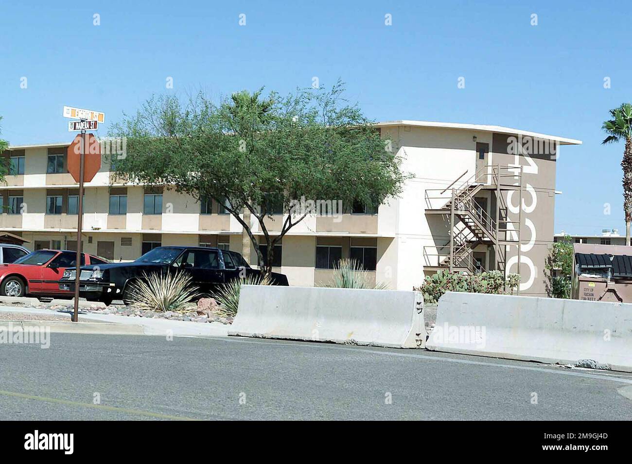 Des barrières bloquent l'accès facile aux zones de casernes, car le personnel de la base aérienne de Davis-Monthan effectue les procédures nécessaires pour assurer la sécurité et la sûreté de l'installation et de son personnel, conformément aux directives de l'autorité de commandement nationale. Base: Davis-Monthan Air Force base État: Arizona (AZ) pays: Etats-Unis d'Amérique (USA) scène Major Command montré: ACC Banque D'Images