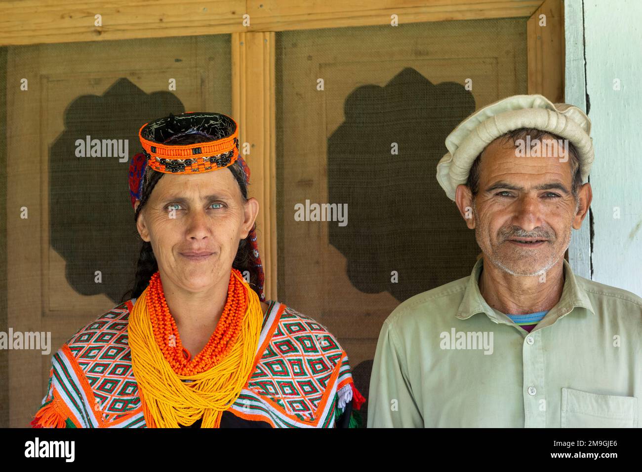 Portrait d'un couple d'adultes Kalash, vallée de Bumburet, Pakistan Banque D'Images