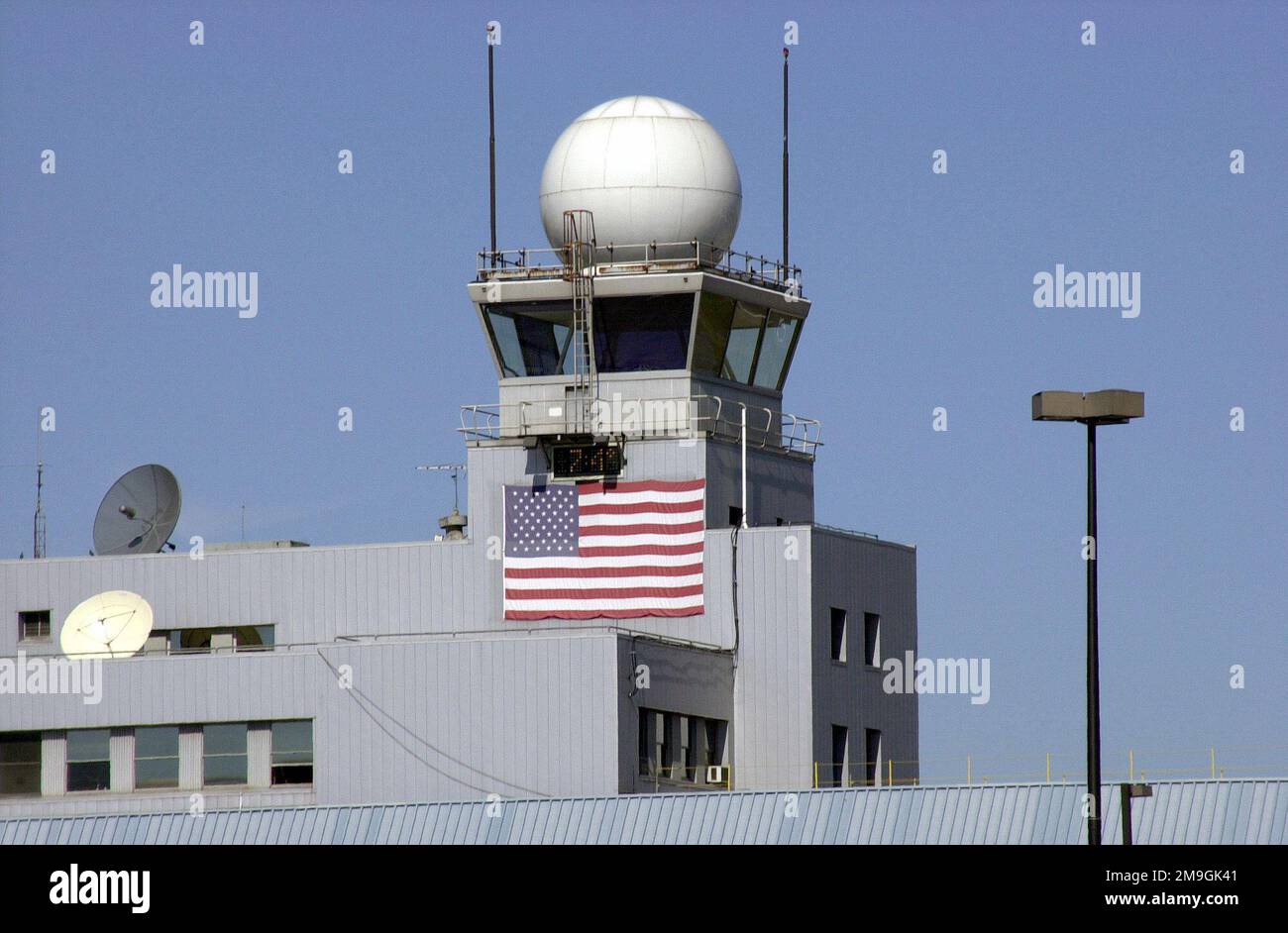 Fondamentaux les musulmans ont attaqué l'Amérique sur 11 septembre 2001, dans une série de frappes suicidaires brutales à New York, au Pentagone et en Pennsylvanie. Les attaques ont consisté à détourner quatre avions civils de passagers, puis à en faire deux dans le World Trade Center, un dans le Pentagone. Le quatrième n'a pas atteint l'objectif prévu en raison des efforts héroïques des passagers. L'avion s'est écrasé dans un champ. La tentative d'effrayer le peuple américain a plutôt fait ressortir son patriotisme, son esprit américain et sa détermination. En réponse au terroriste, attaque contre les États-Unis, Bradle du Connecticut Banque D'Images