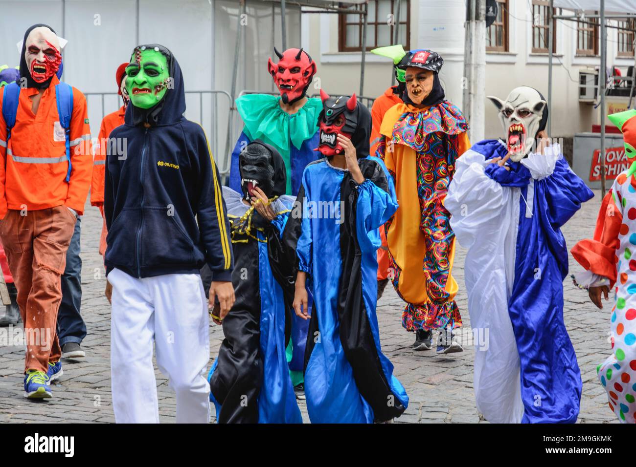 Maragogipe, Bahia, Brésil - 27 février 2017: Groupe de personnes vêtues de costumes d'horreur au carnaval de Maragojipe, Bahia. Banque D'Images