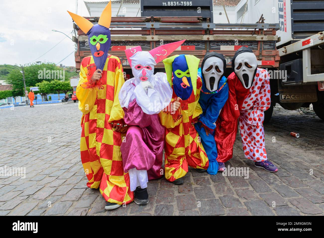 Maragogipe, Bahia, Brésil - 27 février 2017: Groupe de personnes vêtues de costumes d'horreur au Carnaval de Maragojipe, Bahia. Banque D'Images