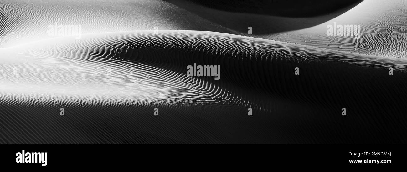 Paysage noir et blanc avec vue sur les dunes de Mesquite Flat, parc national de la Vallée de la mort, désert de Mojave, Californie, États-Unis Banque D'Images