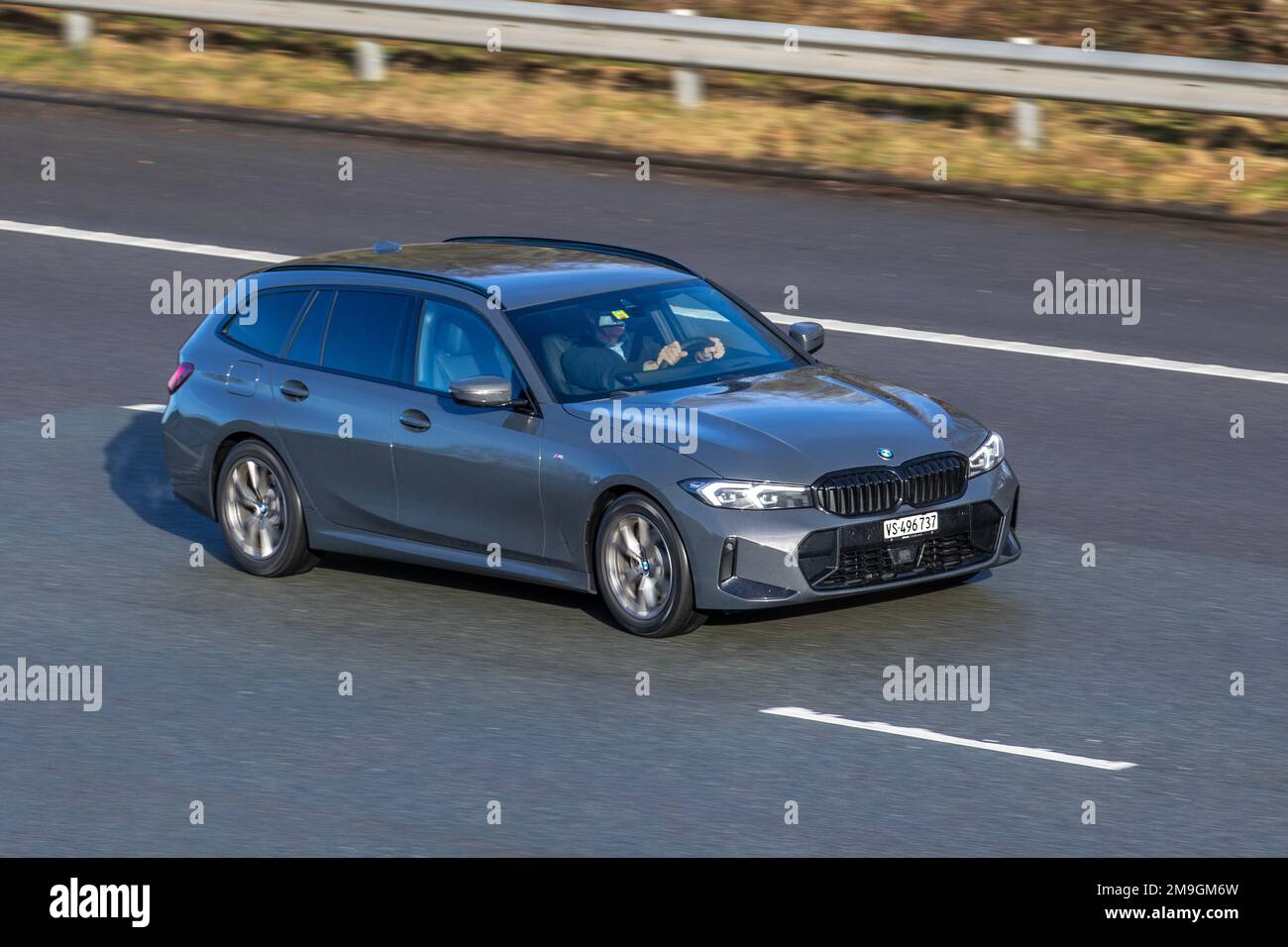 2022 BMW 3-série française , M340i xDrive, BMW 3 série M340i xDrive MHT 4dr Step Auto 4 roues motrices domaine; voyageant sur l'autoroute M61, Royaume-Uni Banque D'Images