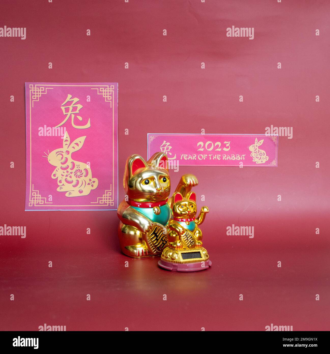 nouvel an chinois 2023 année du lapin avec Maneki Neko pour le chat chanceux qui agite Banque D'Images