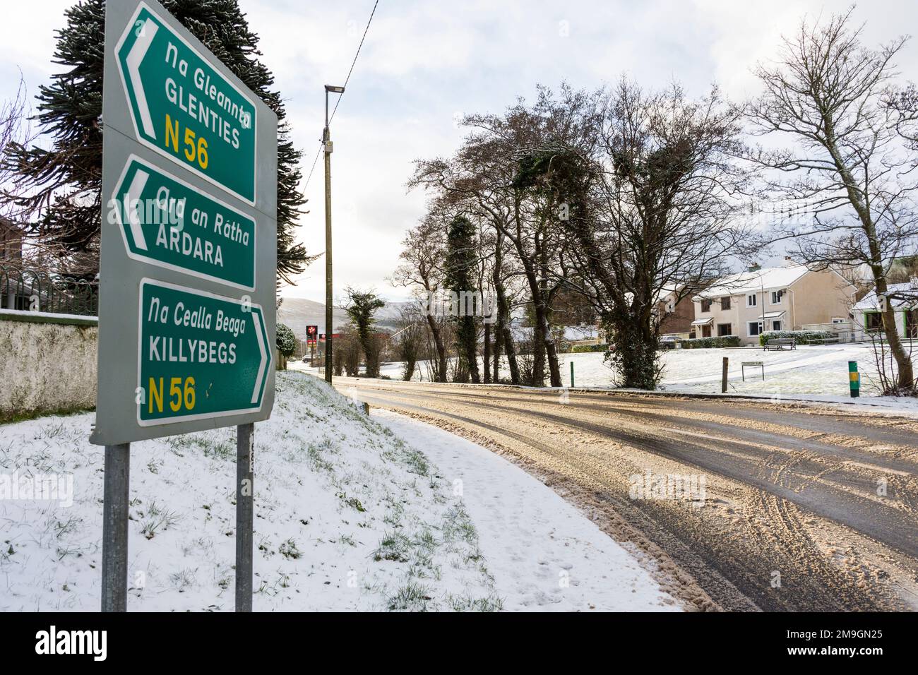 N56 route principale d'Ardara à Killybegs dans une scène de neige d'hiver. Banque D'Images