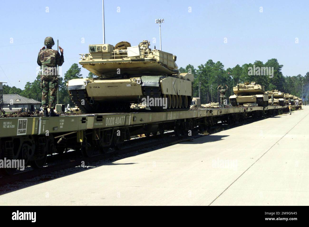 DES soldats DE l'armée AMÉRICAINE (États-Unis) du 1st Bataillon, 64th Armored Regiment chargent M1A1 Abrams main Battle Tanks (MBT) sur des wagons plats de chemin de fer à la zone de marshalling ferroviaire de fort Stewart, en Géorgie. Base: Fort Stewart État: Géorgie (GA) pays: États-Unis d'Amérique (USA) Banque D'Images