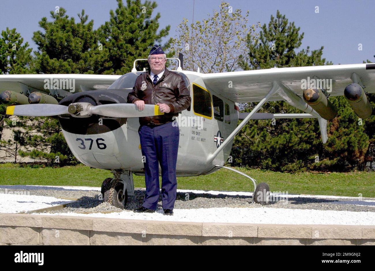 Le général de division Thomas Maguire, USAF, Adjutant général de la Garde d'État de New York et ancien commandant de l'escadre de transport aérien de 105th, dédie l'un des derniers avions Skymaster 0-2A laissés dans l'inventaire de la Garde d'État de New York comme exposition statique à la base de l'escadre aérienne de 105th à Stewart Field, Newburgh, New York. Base: Stewart Field État: New York (NY) pays: Etats-Unis d'Amérique (USA) scène Major Command montré: ANG/AMC Banque D'Images