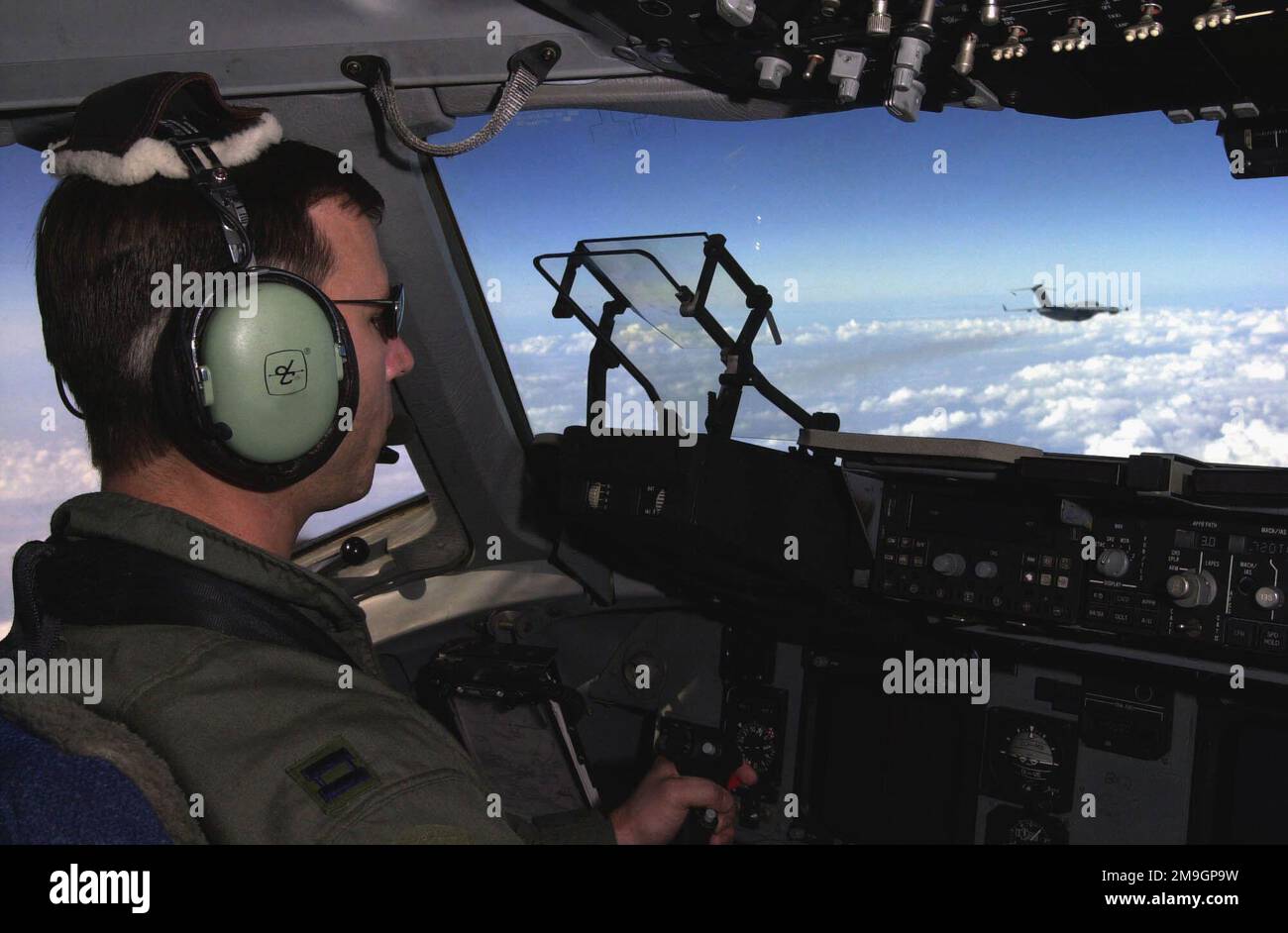 011007-F-5772H-027. [Complete] Scene Caption: Une vue air-air de la plate-forme aérienne d'un C-17A Globemaster III comme les deux avions retournent en Allemagne après le succès du système de livraison aérienne TRIADES (Tri-Wall Aerial Delivery System) au-dessus de l'Afghanistan. Les forces aériennes C-17 ont fourni des rations humanitaires quotidiennes (RDH) à l'appui de l'opération ENDURING FREEDOM d'Allemagne aux réfugiés afghans qui se sont massés à l'intérieur des frontières de l'Afghanistan. Le C-17 transportait plus de 35 000 HDR emballés dans 84 TRIADE boîtes. Chaque boîte mesure 80 pouces de hauteur et 48 pouces de carré, contenant 420 HDR. Les HDR ont été livrés dans un premier de ses k Banque D'Images