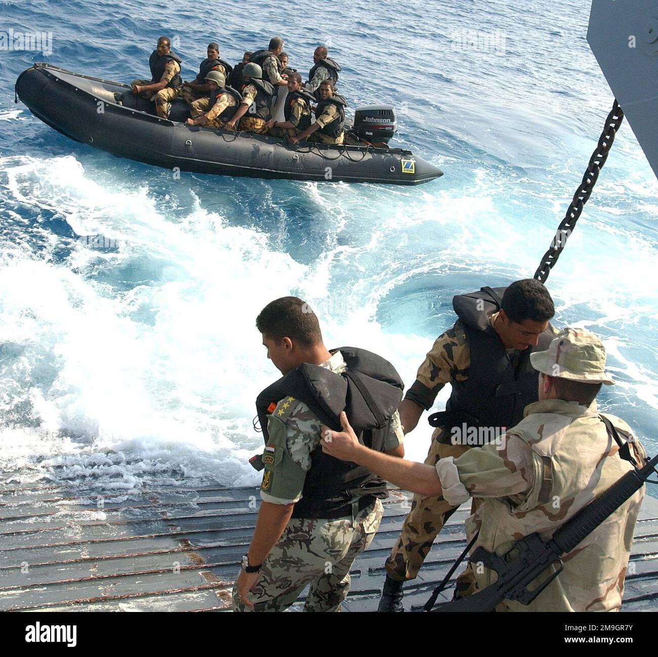 011013-F-0193C-016. [Complet] Légende de la scène: Le MARIN de la Marine Chris Martin aide les officiers de la Marine égyptienne après qu'ils ont poussé un bateau d'assaut Egyptien RHIB (bateau rigide gonflable de Hull) vers la mer. Les Marines et le personnel de la Marine de nombreuses nations participent activement à la mer et aux plages de l'Égypte au cours de l'exercice BRIGHT STAR 01-02 de cette année. BRIGHT STAR est un exercice multinational impliquant plus de 74 000 soldats de 44 pays, conçu pour améliorer la stabilité régionale et la coopération militaire entre les États-Unis, nos alliés clés et nos partenaires régionaux. Il prépare le ce des États-Unis Banque D'Images