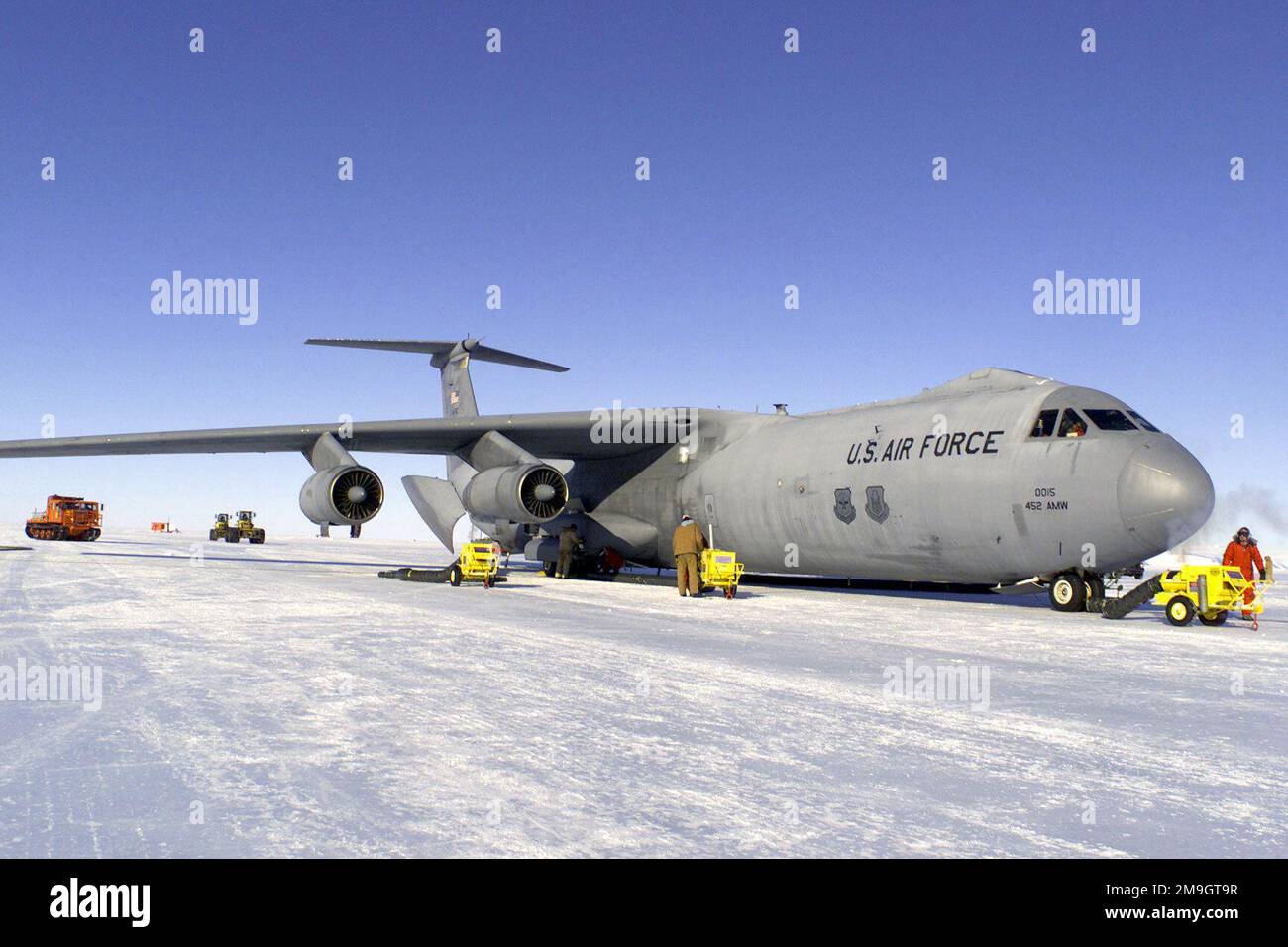 Un Starliger C-141C stationné sur la glace près de la station McMurdo en Antarctique, est assis avec des réchauffeurs de frein et de moteur en marche pendant un déchargement de cargaison à l'appui de l'opération DEEP FREEZE 2001. Avec des températures en nombres négatifs, des réchauffeurs sont nécessaires pour empêcher les moteurs et les freins de geler pendant que l'avion est déchargé. Objet opération/série: DEEP FREEZE 2001 base: Station McMurdo pays: Antarctique (ATA) Banque D'Images