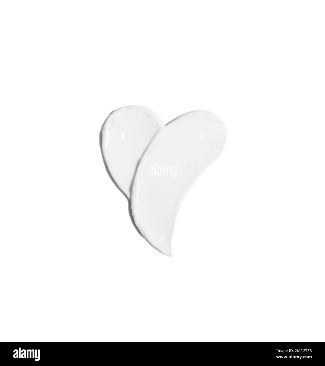 Texture à effet de tache de crème liquide sur un fond blanc isolé Banque D'Images