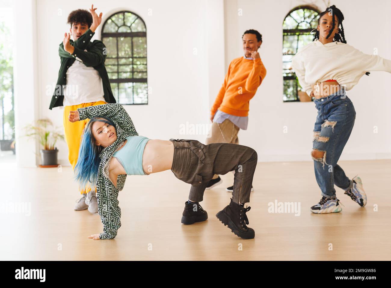 Image de divers danseurs de hip hop féminins et masculins pendant l'entraînement en club de danse Banque D'Images