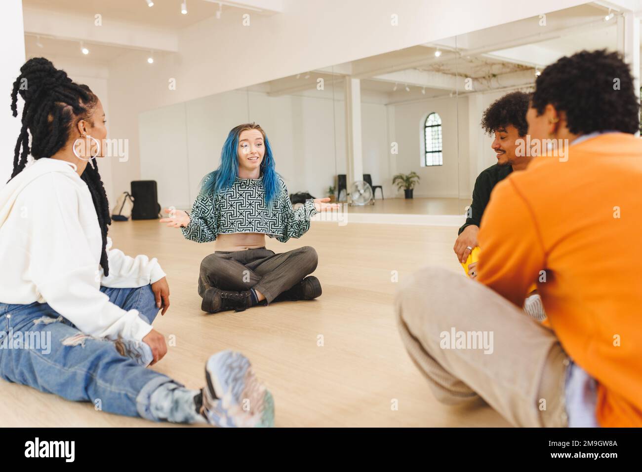 Image de divers danseurs de hip hop féminins et masculins pendant l'entraînement en club de danse Banque D'Images