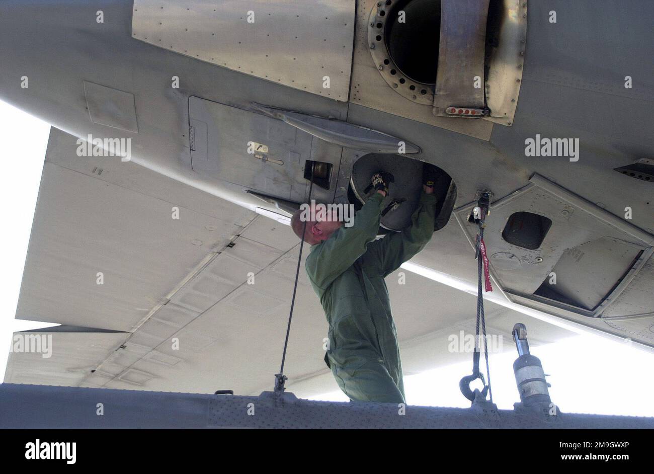 LE Sergent D'ÉTAT-MAJOR Jeffrey Richards, de l'US Air Force (USAF), chef d'équipage de vol, 605th Aircraft Generation Squadron, de la base aérienne McGuire, New Jersey, ouvre un panneau d'accès à une rallonge KC-10A dans le cadre de la procédure d'entretien de la rampe de la base aérienne navale (NAS) Sigonella, en Sicile, pendant l'opération ENDURING FREEDOM. En réponse aux attaques terroristes contre 11 septembre 2001 au Centre mondial du commerce de New York et au Pentagone, le président George W. Bush a lancé l'opération ENDURING FREEDOM en faveur de la guerre mondiale contre le terrorisme (GWOT), qui combat le terrorisme à l'étranger. Opération/série du sujet : ENDURI Banque D'Images