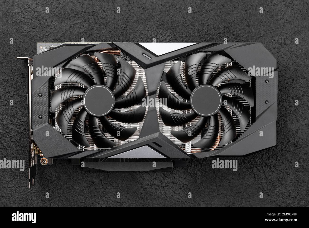 Carte graphique d'ordinateur, carte vidéo professionnelle avec deux ventilateurs sur fond de béton noir. Vue de dessus Banque D'Images