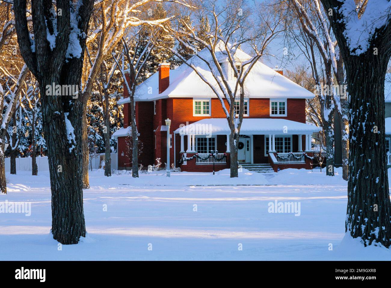 Extérieur de la maison rouge en hiver Banque D'Images