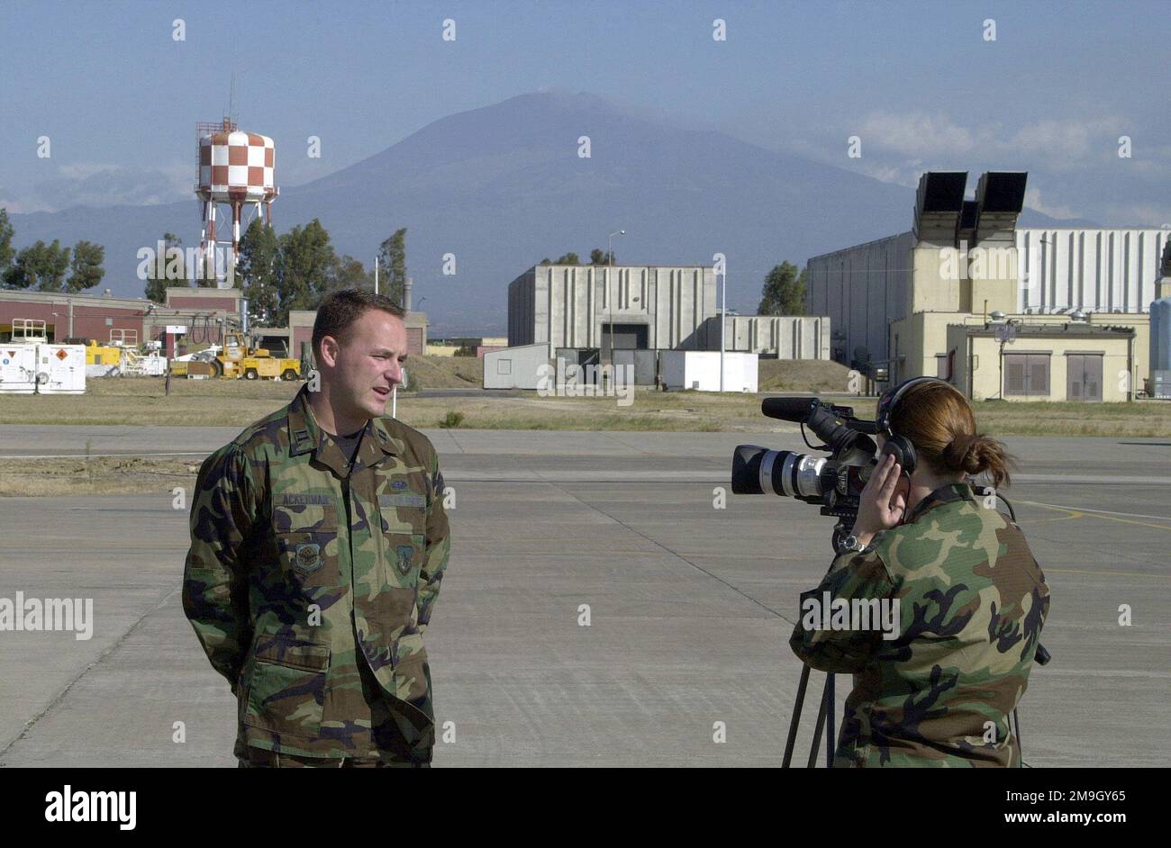 STA Sergent Angela Evans, US Air Force (USAF), vidéaste, 786th Communications Squadron, base aérienne de Ramstein, Allemagne, Entrevues le capitaine (CAPT) Randy Ackerman, commandant de la logistique déployée, 317th Escadron de contrôle Airlit, normalement affecté au 437th Escadron de génération Aircrat, base aérienne de Charleston, Caroline du Sud, à la base aérienne navale de Sigonella, en Sicile. LE CAPT Ackerman et ses homologues se sont déployés à NAS Sigonella pour soutenir l’opération ENDURING FREEDOM. En réponse aux attaques terroristes contre 11 septembre 2001 au Centre du commerce mondial de New York et au Pentagone, le président George W. Banque D'Images