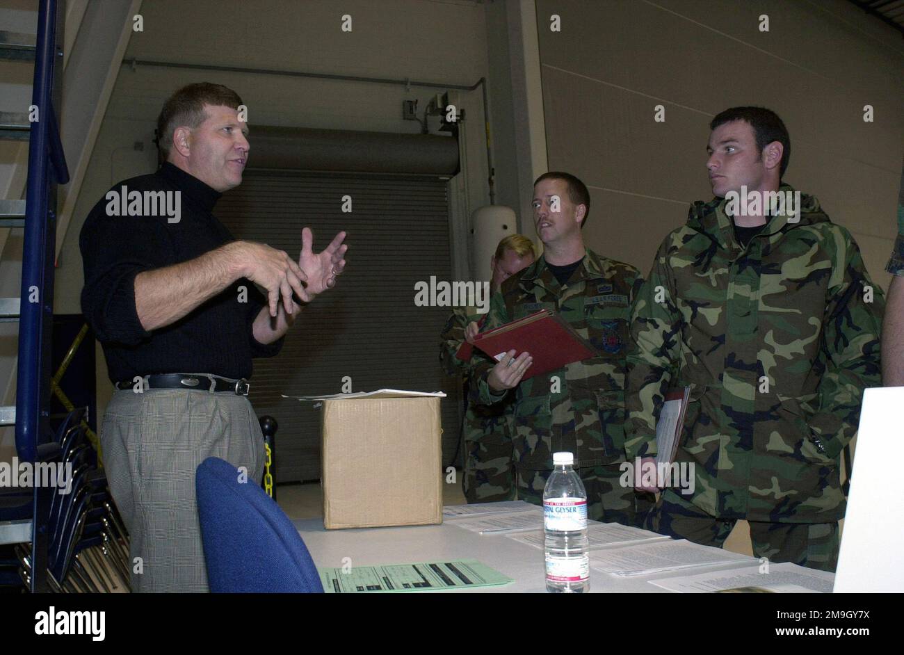 Dans la ligne de mobilité, le lieutenant-colonel Jeffrey Smith, USAF, (à gauche), juge-avocat général de la 124th e Escadre, informe les pompiers de la Garde nationale aérienne de l'Escadron de génie civil 124th de l'Idaho avant des déployer à l'appui de l'opération NOBLE EAGLE. NOBLE EAGLE est une mobilisation partielle des réserves pour la défense de la patrie et des missions de soutien civil en réponse aux attaques terroristes sur 11 septembre 2001 au Centre mondial du commerce de New York et au Pentagone. Sujet opération/série: NOBLE EAGLE base: Gowen Field État: Idaho (ID) pays: Etats-Unis d'Amérique (USA) scène Major Command montré: Banque D'Images Dans la ligne de mobilité, le lieutenant-colonel Jeffrey Smith, USAF, (à gauche), juge-avocat général de la 124th e Escadre, informe les pompiers de la Garde nationale aérienne de l'Escadron de génie civil 124th de l'Idaho avant des déployer à l'appui de l'opération NOBLE EAGLE. NOBLE EAGLE est une mobilisation partielle des réserves pour la défense de la patrie et des missions de soutien civil en réponse aux attaques terroristes sur 11 septembre 2001 au Centre mondial du commerce de New York et au Pentagone. Sujet opération/série: NOBLE EAGLE base: Gowen Field État: Idaho (ID) pays: Etats-Unis d'Amérique (USA) scène Major Command montré: Banque D'Images