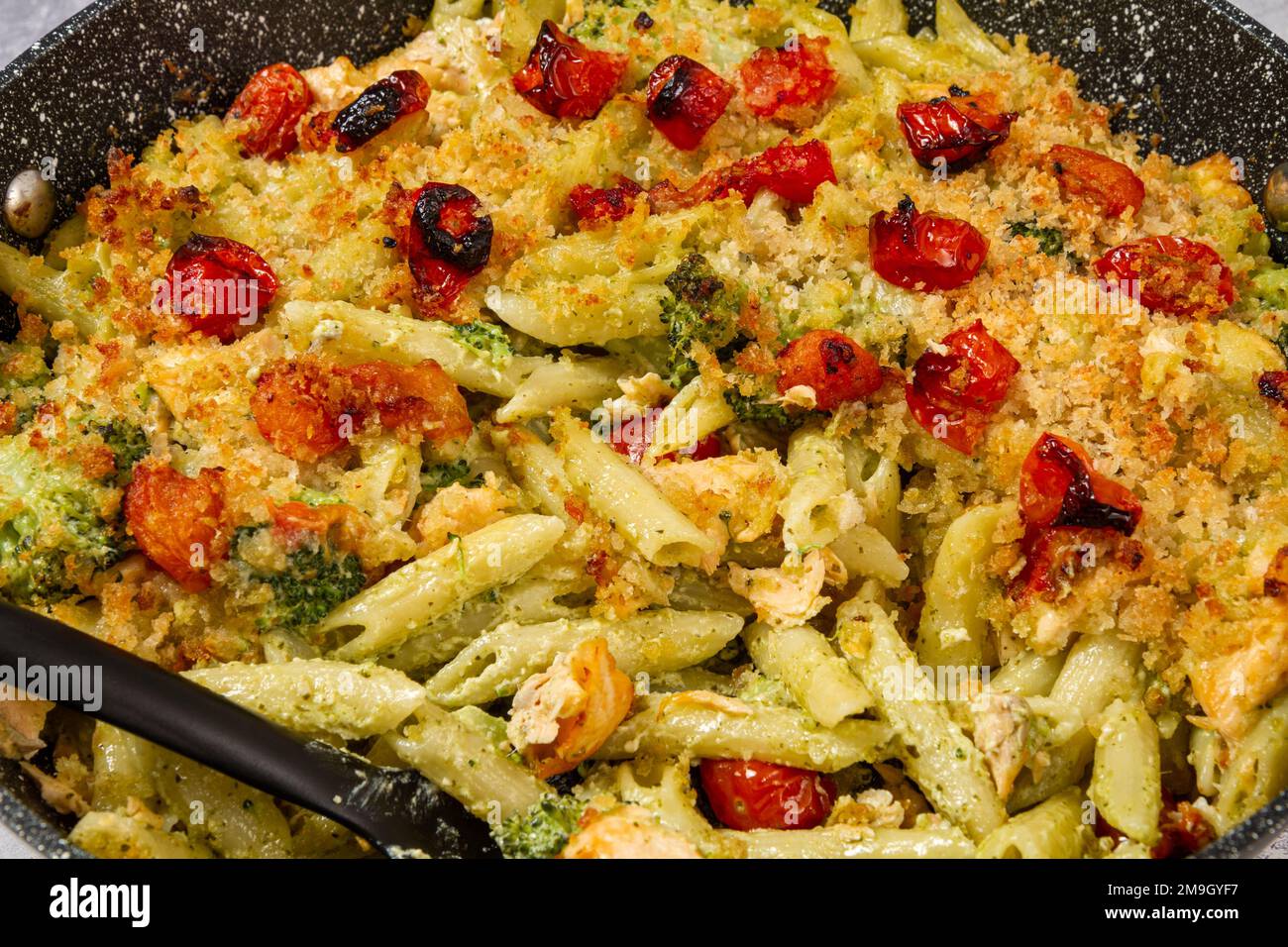 Gros plan sur la cuisson des pâtes au saumon au pesto Banque D'Images