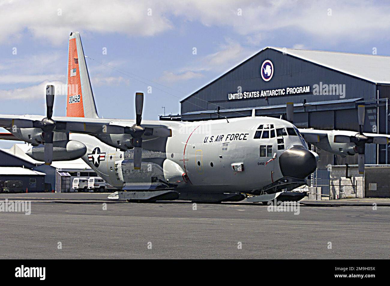 Un Lockheed LC-130H de l'aile du pont aérien 109th, la Garde nationale de l'air de New York, a stationné sur la rampe de Christchurch, en Nouvelle-Zélande, entre les déploiements sur LA GLACE à l'appui de l'opération DEEP FREEZE 2001 ou à la station Amundsen-Scott du Pôle Sud. Sujet opération/série: DEEP FREEZE 2001 base: Christchurch État: Canterbury pays: Nouvelle-Zélande (NZL) scène Major Command montré: ANG Banque D'Images