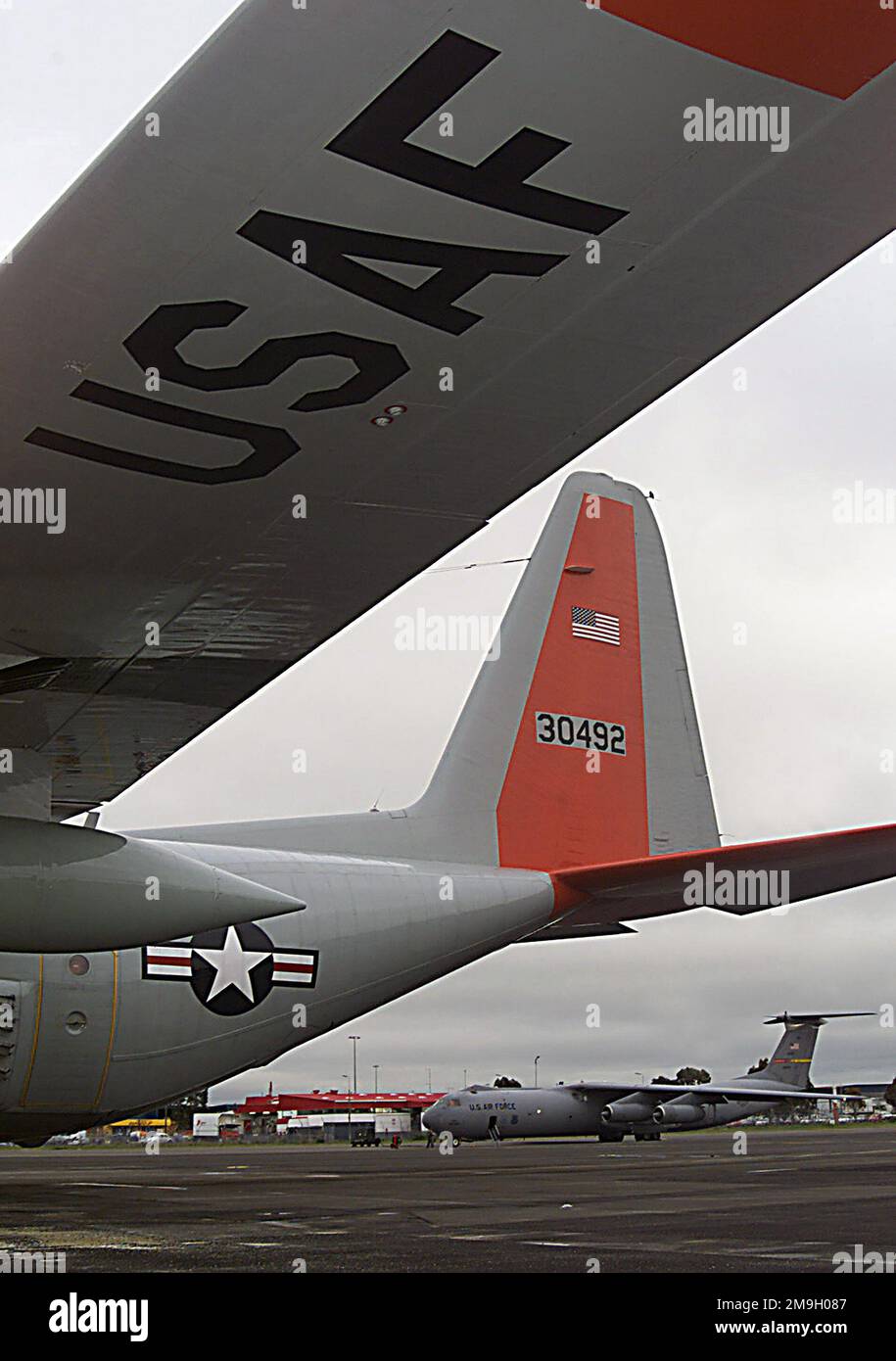 Lockheed LC-130H de l'aile du pont aérien 109th, de la Garde nationale aérienne de New York et C-141 de l'aile de la mobilité aérienne 452nd garés sur la rampe de Christchurch (Nouvelle-Zélande) à l'appui de l'opération DEEP FREEZE 2001. Sujet opération/série: DEEP FREEZE 2001 base: Christchurch État: Canterbury pays: Nouvelle-Zélande (NZL) Banque D'Images