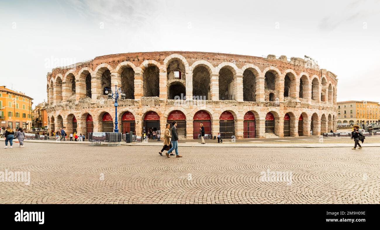 VÉRONE, ITALIE - 26 SEPTEMBRE 2019 : l'arène de Vérone (Arena di Verona) est un amphithéâtre romain de la Piazza Bra, à VÉRONE, EN ITALIE. Banque D'Images