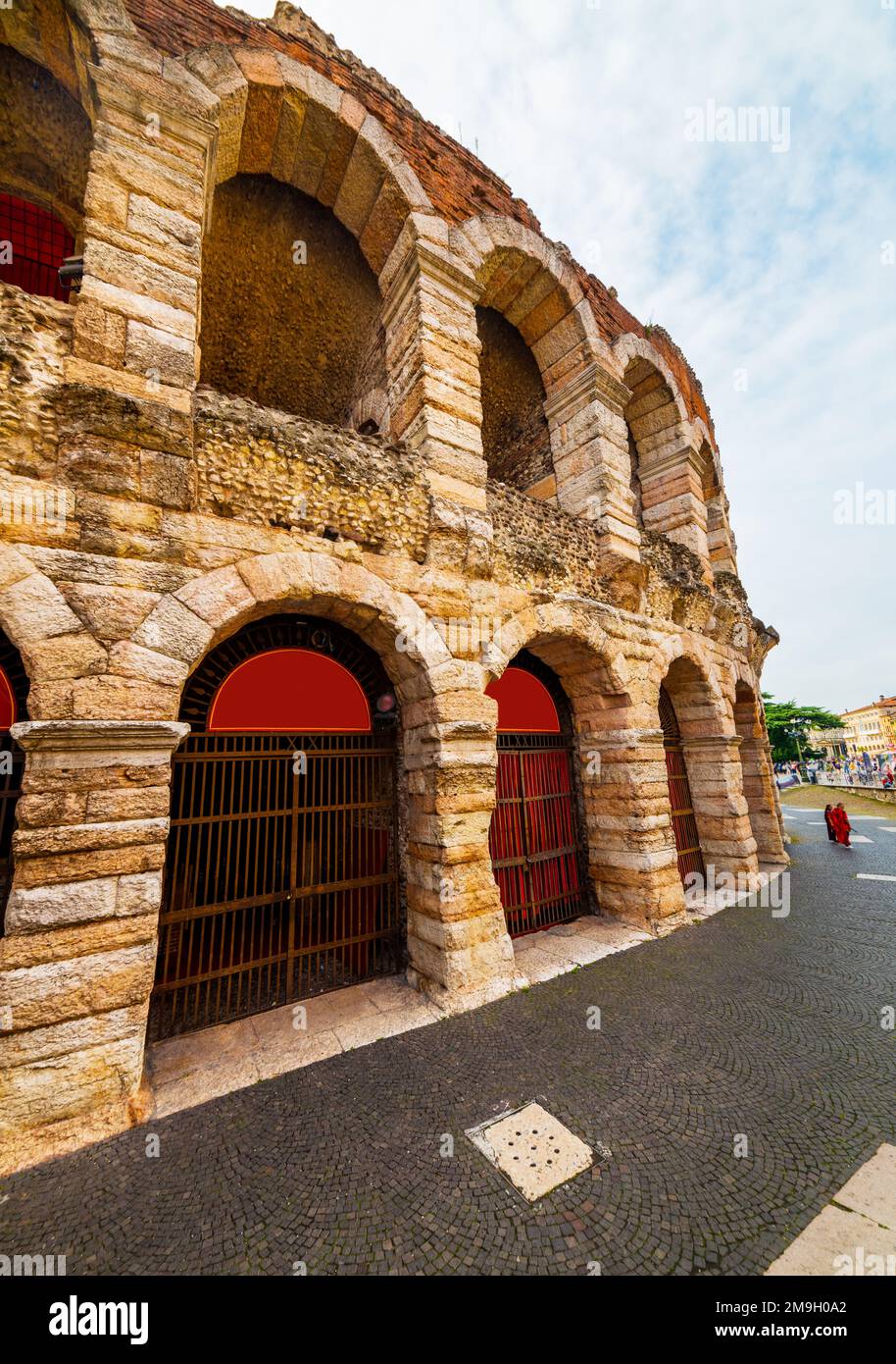 La Verona Arena (Arena di Verona) est un amphithéâtre romain situé sur la Piazza Bra, à VÉRONE, EN ITALIE. Banque D'Images
