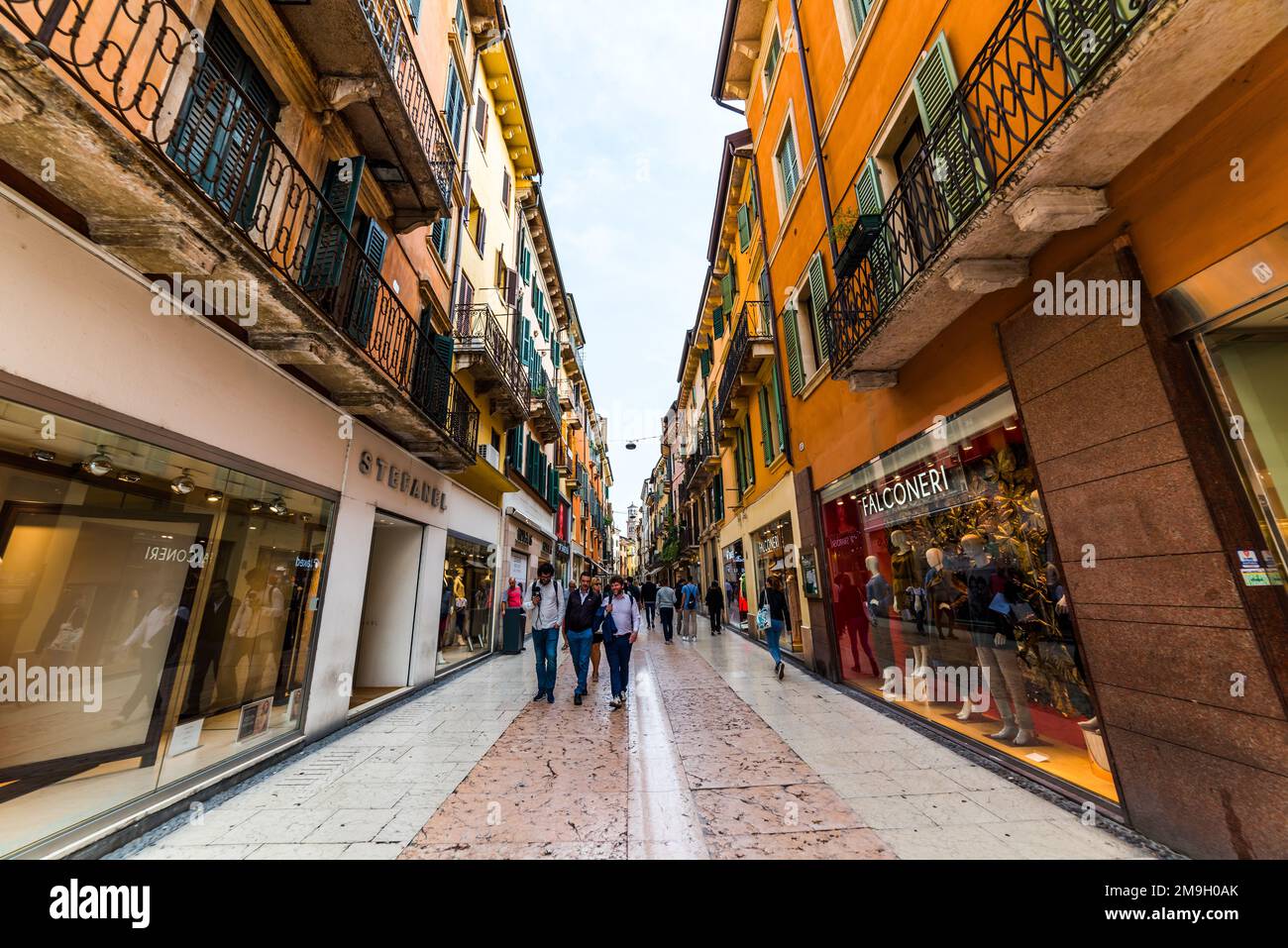 VÉRONE, ITALIE - 26 SEPTEMBRE 2019 : via Giuseppe Mazzini (rue Mazzini). La via Mazzini est la célèbre rue commerçante de Vérone. Italie. Banque D'Images