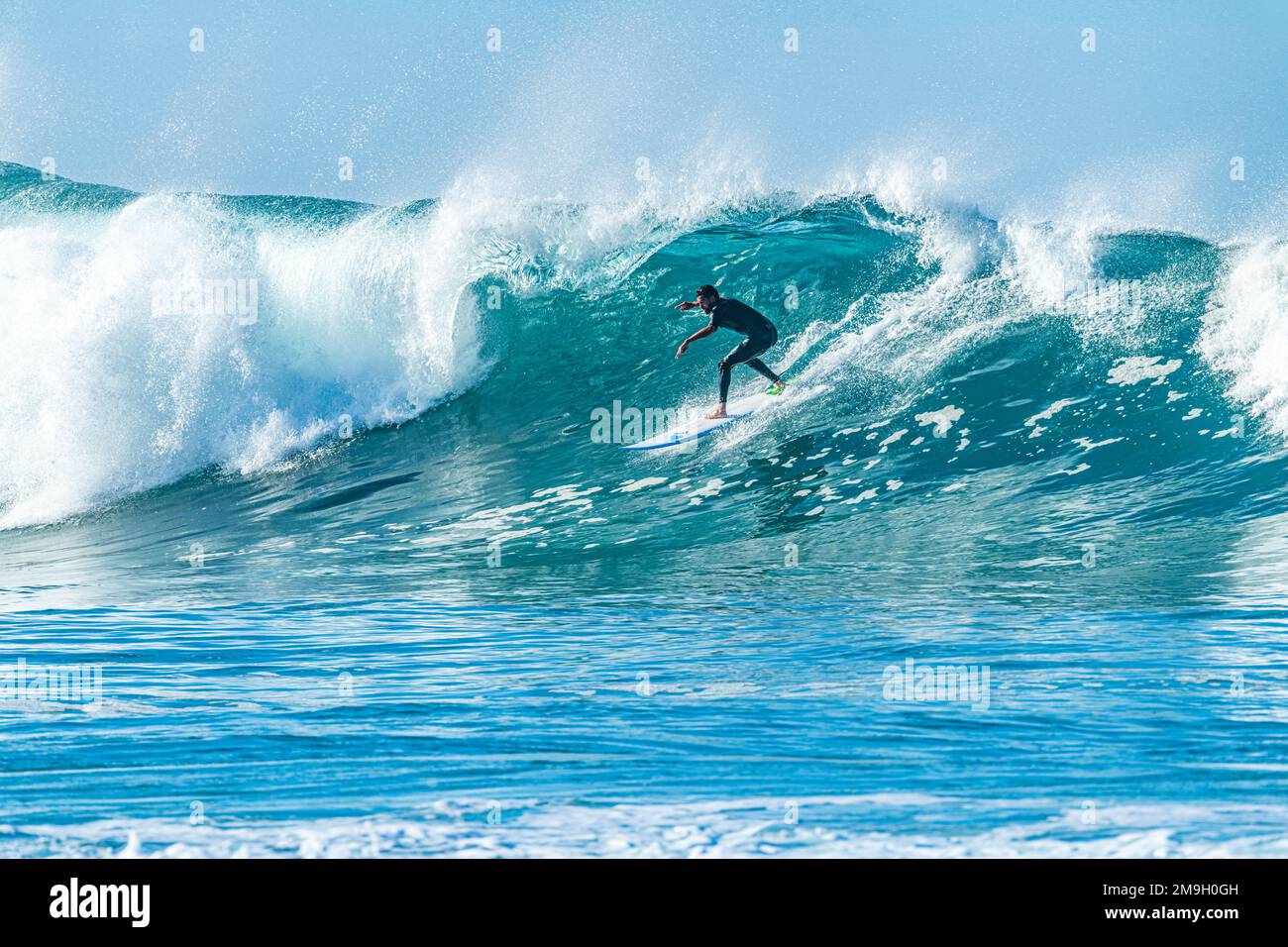 Surfeur à cheval vague en mer, Baja California sur, Mexique Banque D'Images