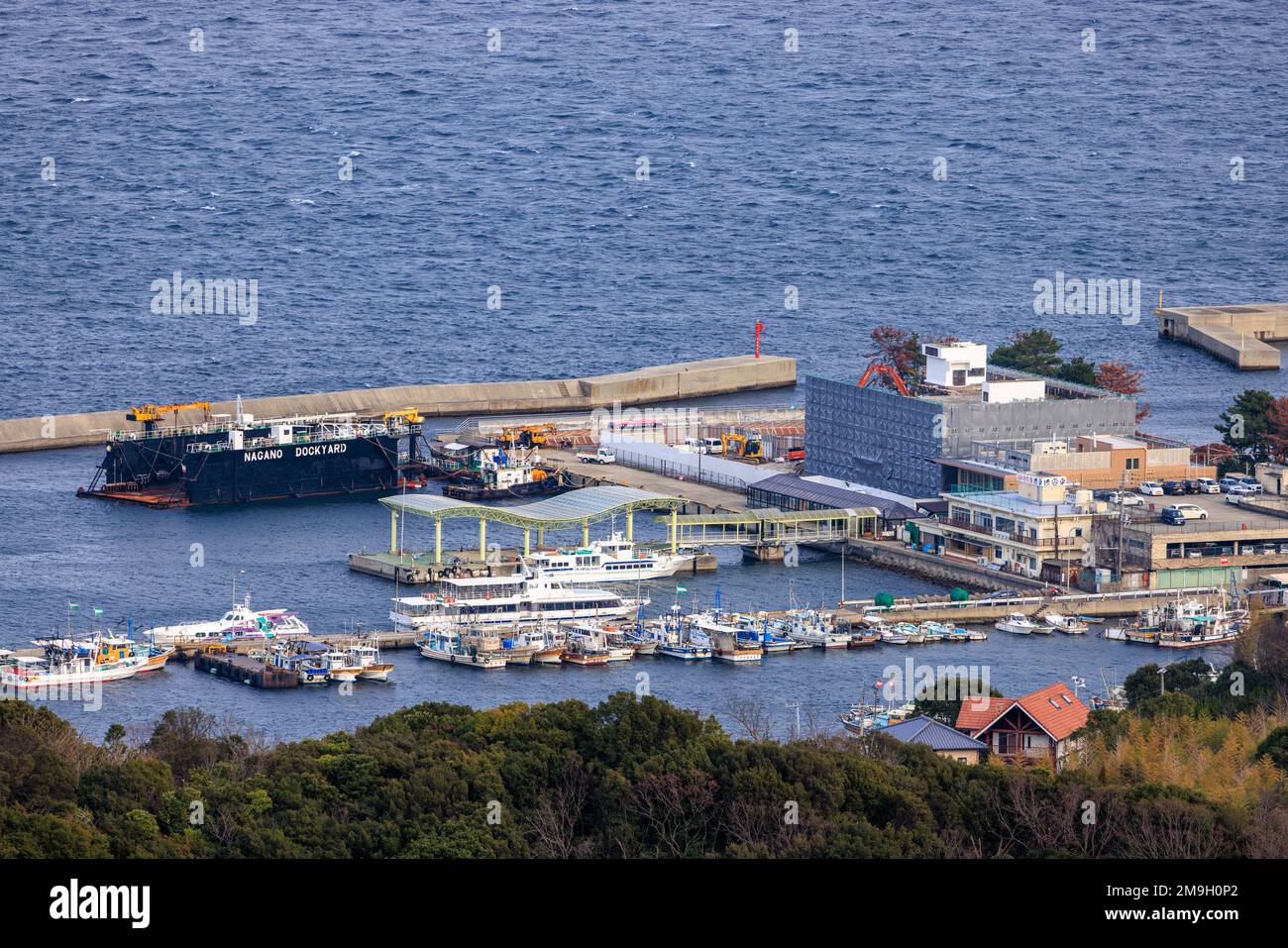 Awaji, Japon - 16 janvier 2023 : vue aérienne des bateaux de pêche et des ferries au port d'Iwaya Banque D'Images