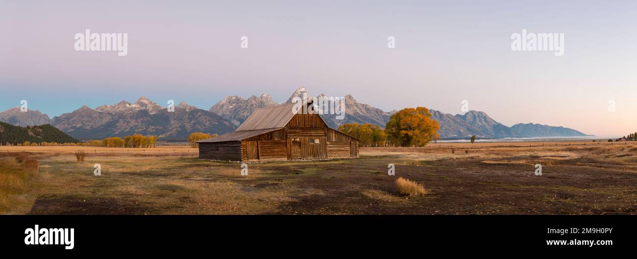 67545-08807 Sunrise à T.A. Molton Barn, parc national de Grand Teton, Wyoming Banque D'Images