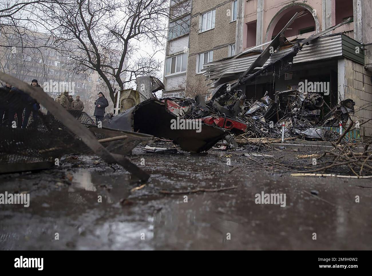 Kiev, Ukraine. 18th janvier 2023. Les pompiers et les agents de sécurité travaillent sur le site où un hélicoptère s'est écrasé mercredi à 18 janvier 2023 dans la ville de Brovary, dans la région de Kiev, en Ukraine. L'accident d'hélicoptère tue 18 personnes, dont le ministre ukrainien de l'intérieur, le premier sous-ministre, le secrétaire d'État et trois enfants, 25 personnes ont été blessées, dont 10 enfants, ont déclaré des sources médicales. Photo par police ukrainienne/UPI crédit: UPI/Alay Live News Banque D'Images