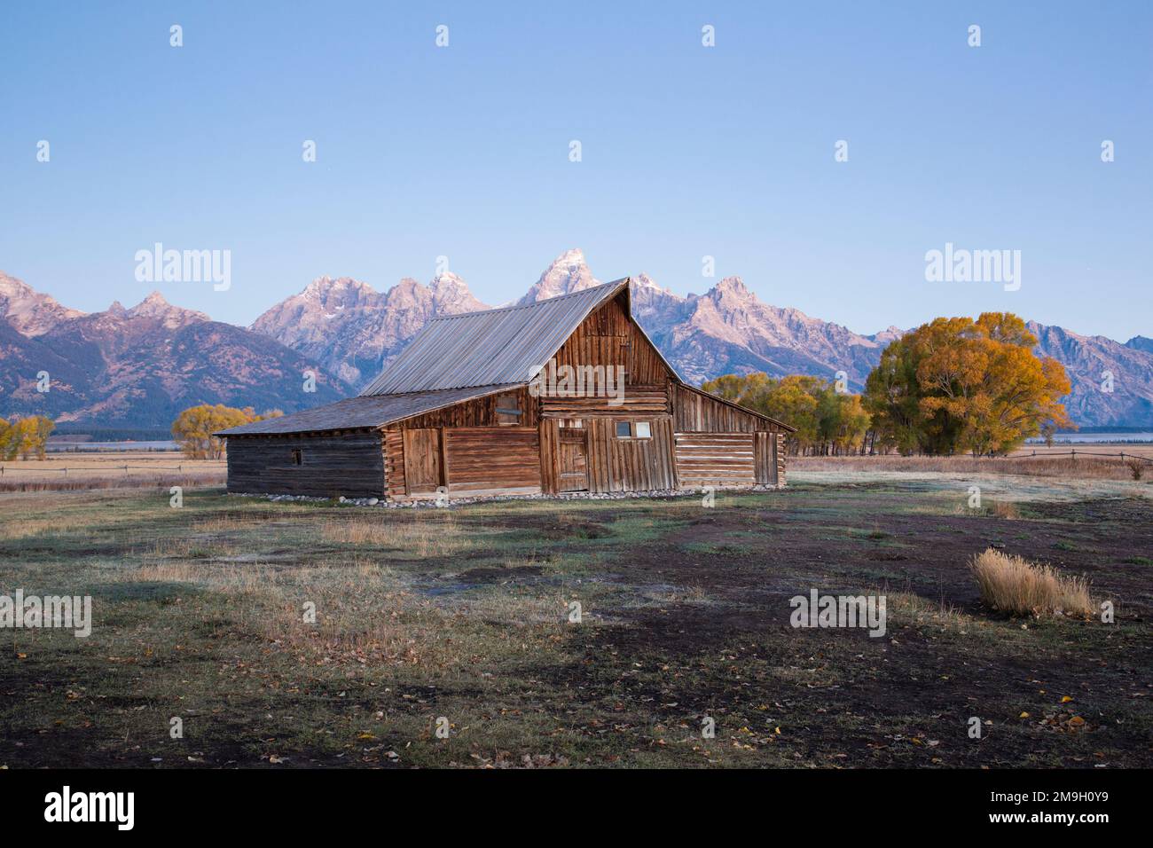 67545-09412 Sunrise à T.A. Molton Barn à l'automne, parc national de Grand Teton, Wyoming Banque D'Images